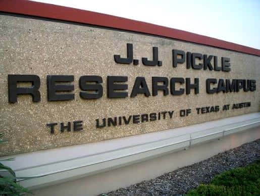 Señal de entrada del campus con el nombre completo y la universidad