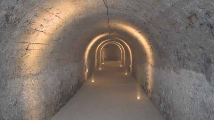 Vista interior del túnel abovedado con iluminación cálida