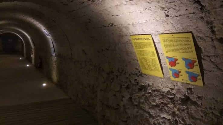 Detalle de paneles informativos sobre la Guerra Civil en el muro del refugio