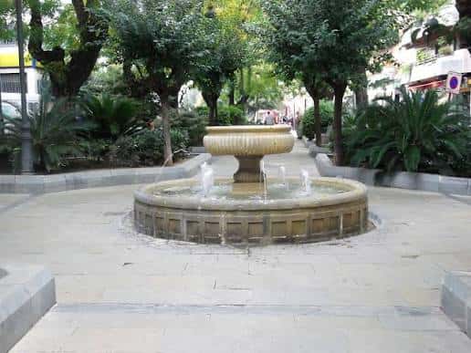 Vista frontal de la fuente principal en el centro de la plaza