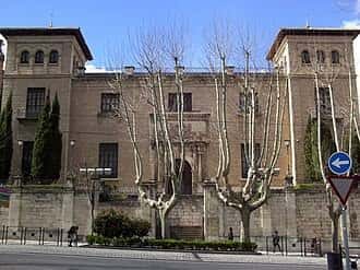 Vista exterior del Museo de Jaén con fachada clásica y árboles sin hojas
