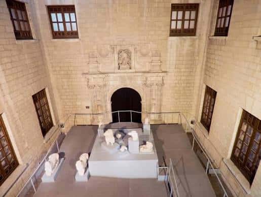 Interior del patio principal del museo con esculturas expuestas y arquitectura histórica