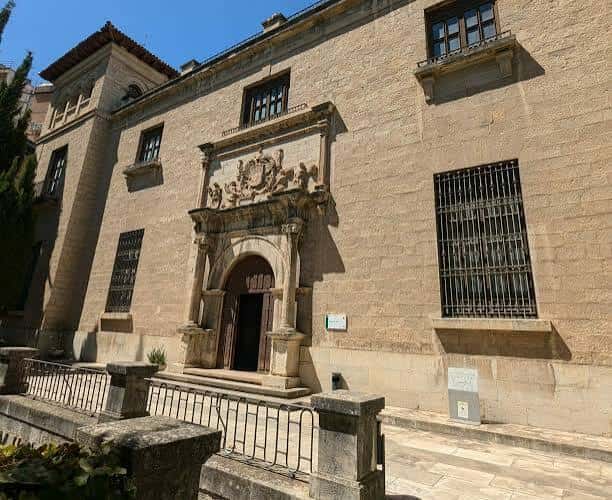 Entrada monumental del Museo de Jaén con detalles ornamentales en piedra