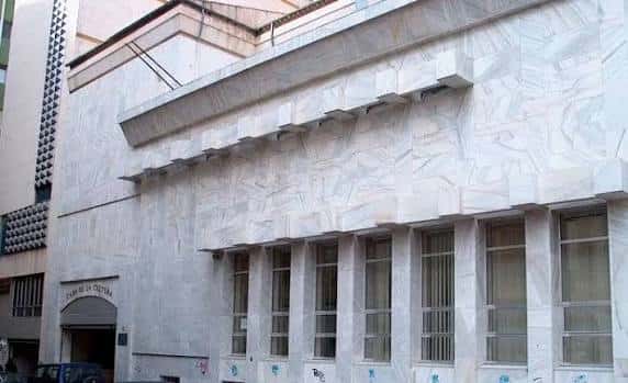 Vista exterior del edificio de la biblioteca mostrando su diseño moderno y ventanas altas