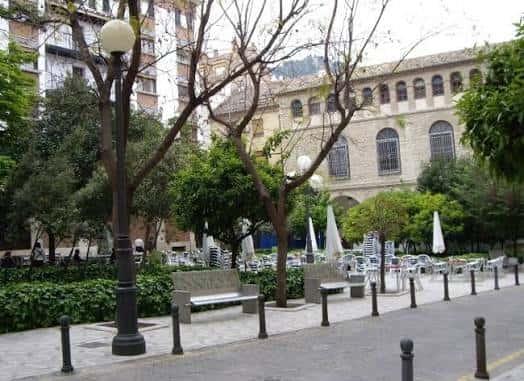 Vista de la Plaza Deán Mazas con jardines y bancos