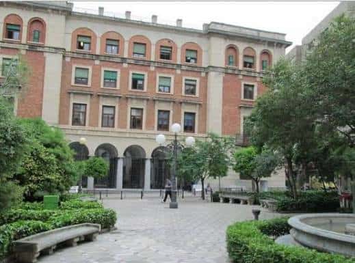 Fachada principal del edificio histórico en la plaza