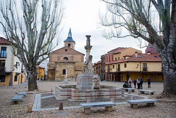 Vista general de la Plaza del Grano con su fuente central y edificios históricos