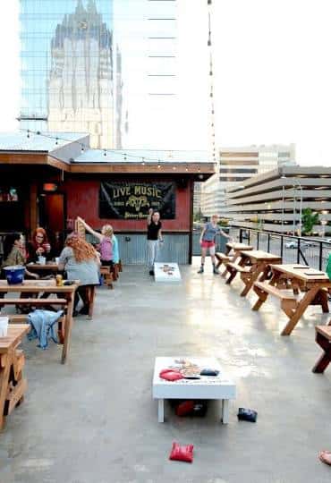Terraza superior con juegos al aire libre y vista a la ciudad