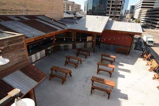 Vista aérea del patio trasero con mesas dispuestas para eventos