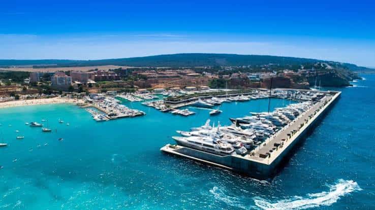 Vista aérea panorámica del puerto deportivo Port Adriano con yates de lujo y aguas turquesas