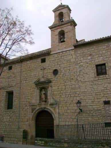Fachada principal del Convento de Santa Teresa de Jesús en Jaén con torre campanario y entrada arqueada