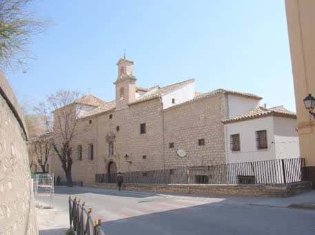 Vista general del convento desde la calle con cielo despejado y entorno urbano tranquilo