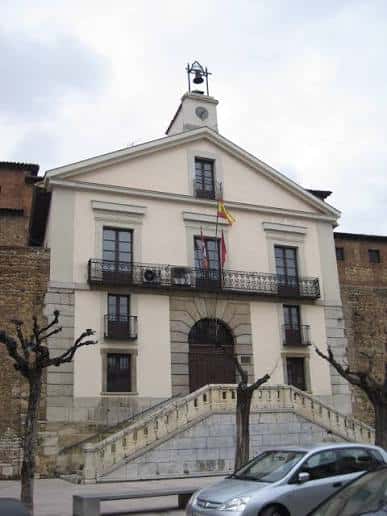 Fachada principal del Archivo Histórico Municipal de León con escalinata y balcón