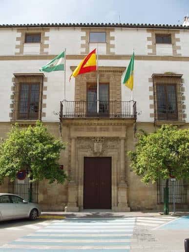 Fachada principal del Ayuntamiento de El Puerto de Santa María con banderas