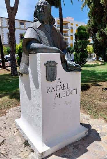 Monumento a Rafael Alberti en la Plaza del Polvorista