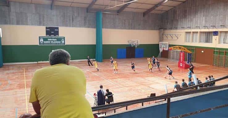 Interior del pabellón durante un partido de baloncesto con espectadores