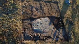 Detalle de la excavación arqueológica con restos de muros y suelo original