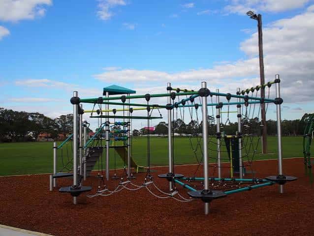 Estructura de juegos al aire libre con toboganes y redes en Smith Park