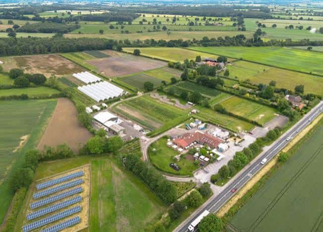 Vista aérea panorámica de las instalaciones y los campos agrícolas circundantes