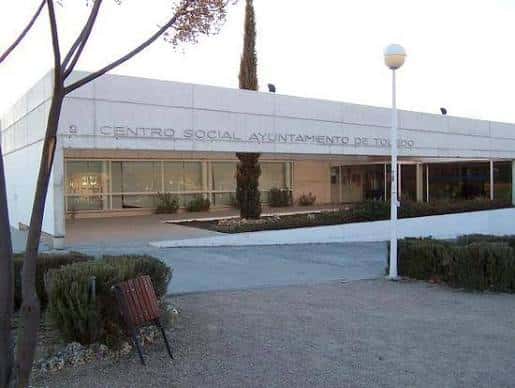 Fachada principal del edificio con letrero 'Centro Social Ayuntamiento de Toledo'