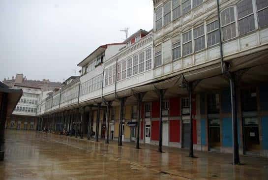 Vista exterior del Mercado de Abastos La Plaza en un día lluvioso