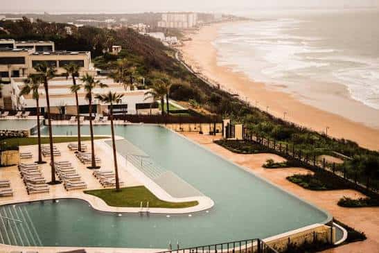 Vista panorámica del hotel con piscina infinita frente a la playa