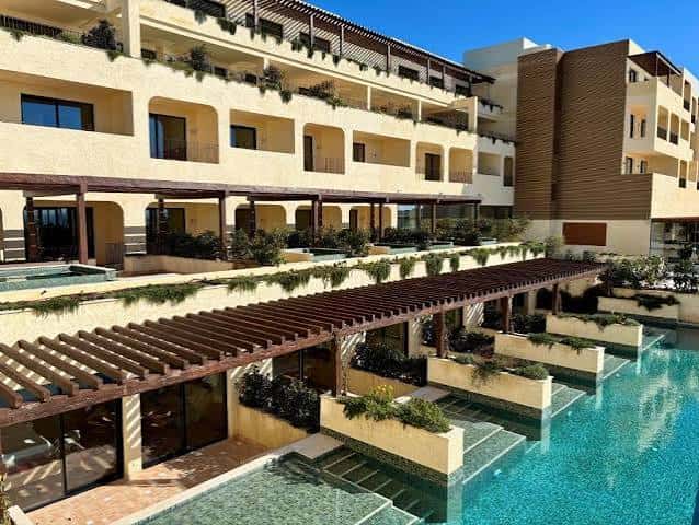 Fachada del hotel con terrazas y zona de piscina interior