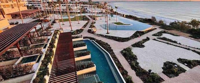 Aterrizaje aéreo de las instalaciones del hotel junto al mar
