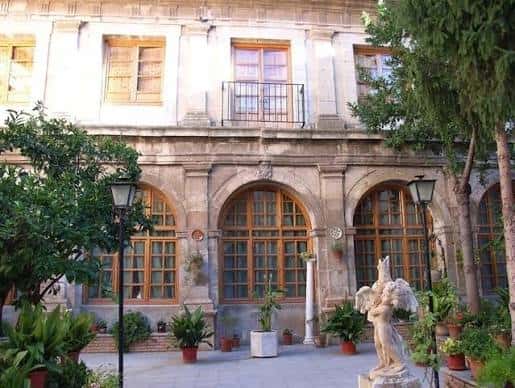 Vista del patio interior con arquitectura clásica y estatuas decorativas