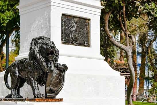 Plaza de Colón en León con la estatua del león y el monumento central