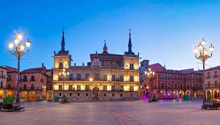 Vista nocturna de la Plaza Mayor de León iluminada