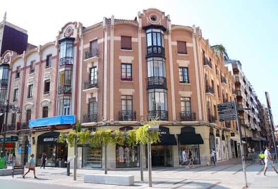 Fachada arquitectónica del número 18 de la Avenida Ordoño II con detalles art nouveau