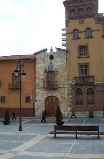 Fachada del Palacio del Obispo y plaza peatonal con bancos y farolas