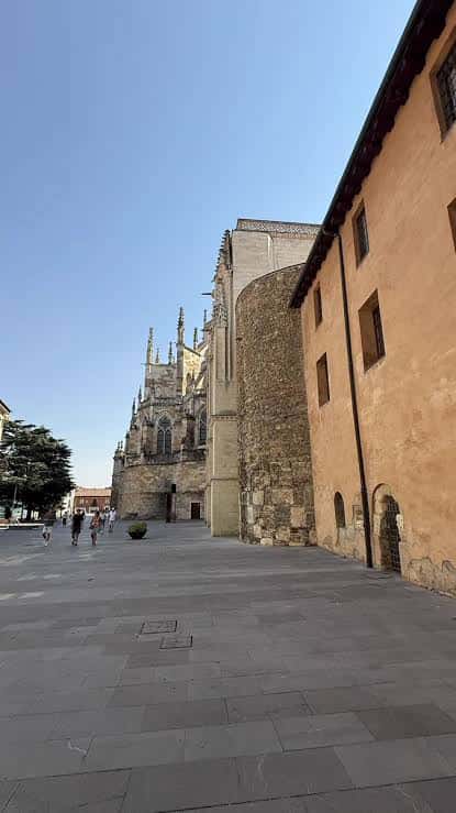 Plaza de Puerta Obispo con la Catedral de León al fondo en un día soleado
