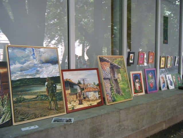 Pinturas expuestas en la ventana del edificio