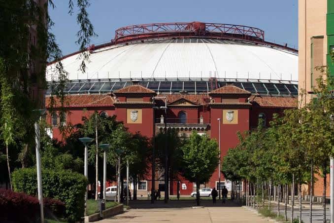 Vista exterior de la Plaza de Toros de León con su característica cúpula blanca y fachada rojiza
