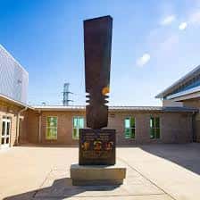 Escultura exterior frente al edificio del Turner-Roberts Recreation Center