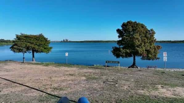 Área de picnic junto al lago con vistas abiertas y cielo despejado