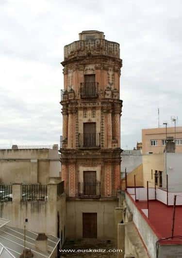 Fachada principal del centro con estudiantes caminando frente a la entrada