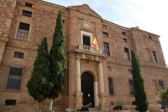 Fachada principal del IES Sefarad en Toledo con arquitectura histórica y banderas