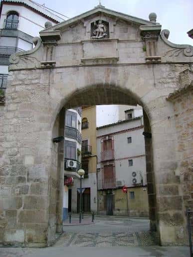 Arco de piedra histórico en la Plaza de las Maestras y los Maestros