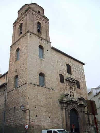Fachada de la Iglesia de Santa María la Mayor con su torre campanario