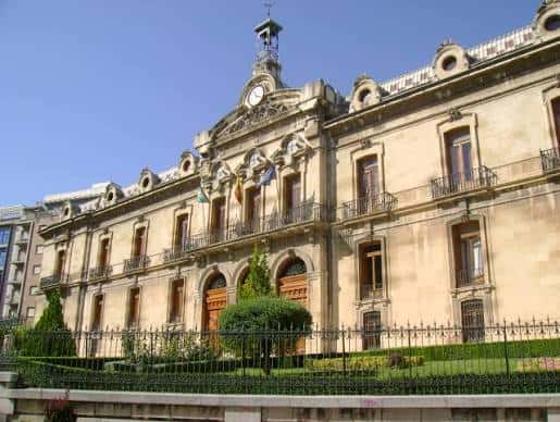 Vista exterior del Palacio Provincial de Jaén con fachada neoclásica y reloj