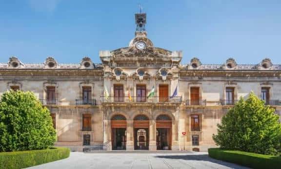 Fachada principal del Palacio Provincial bajo cielo azul, ideal para eventos