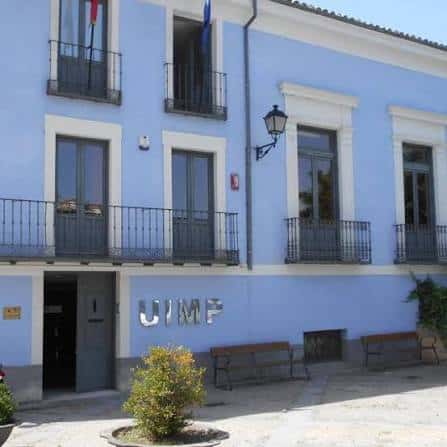 Fachada principal de la UIMP en Cuenca con balcones y bancos exteriores