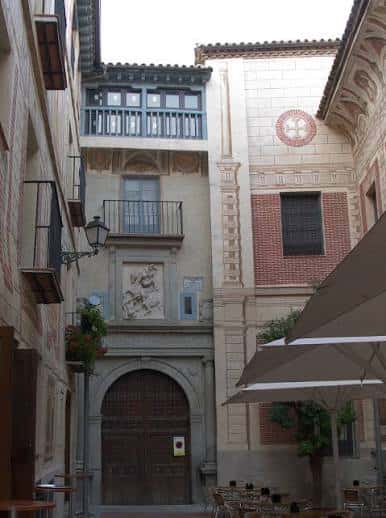 Vista de la fachada principal del Convento de Santa Fe con detalles arquitectónicos y balcones