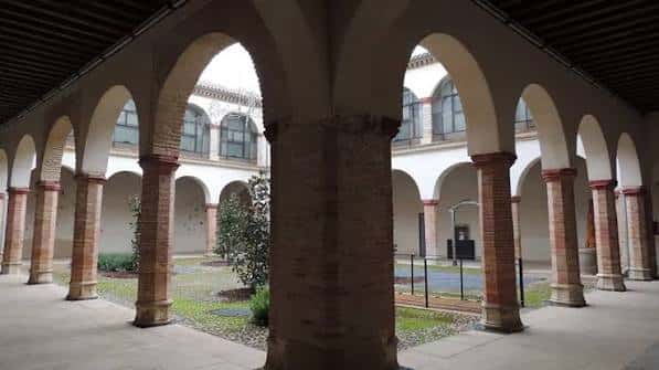 Claustro del convento con arcos de ladrillo y columnas en un patio interior