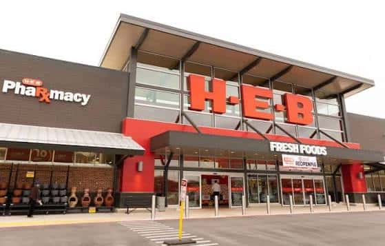 Entrada principal del H-E-B en Parmer y Mopac con señalización clara de Fresh Foods