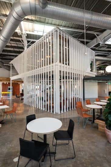 Detalle arquitectónico de la estructura blanca en el interior del espacio de eventos