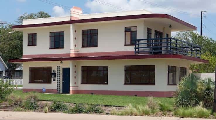 Vista exterior del McFarland-McBee House con su distintiva arquitectura moderna y detalles en rojo